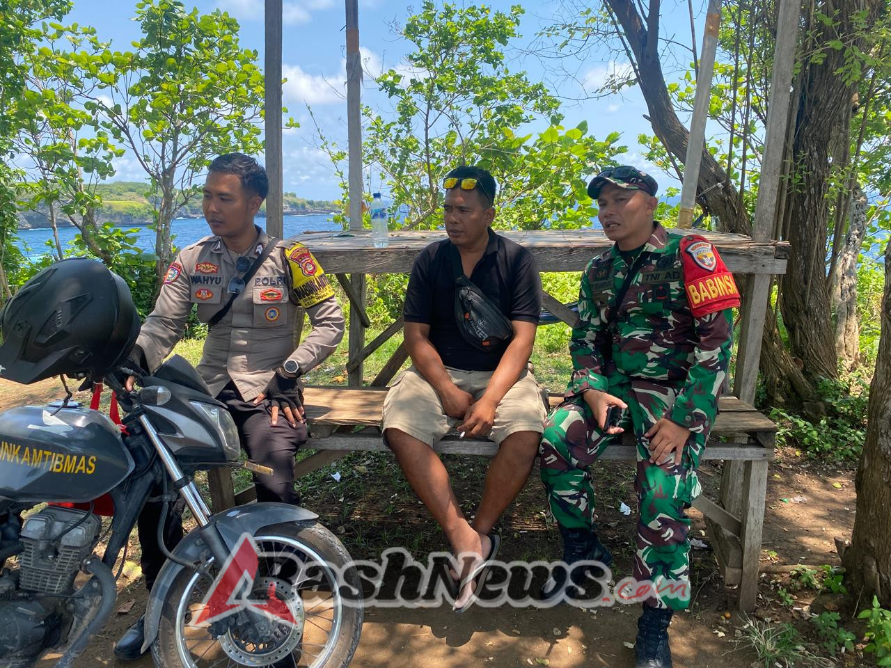 Babinsa Bunga Mekar Patroli Di Broken Beach, Pastikan Komitmen TNI Dukung Kemajuan Destinasi Wisata Lokal
