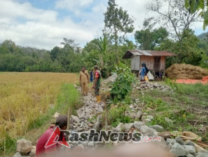 Babinsa Koramil 1602-04/Maurole Dampingi Kelompok Tani Cek Pengerjaan Saluran Irigasi di Desa Watumamba