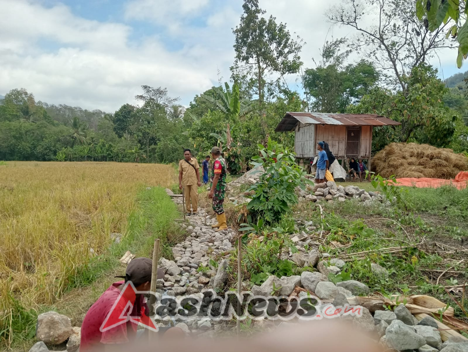 Babinsa Koramil 1602-04/Maurole Dampingi Kelompok Tani Cek Pengerjaan Saluran Irigasi di Desa Watumamba