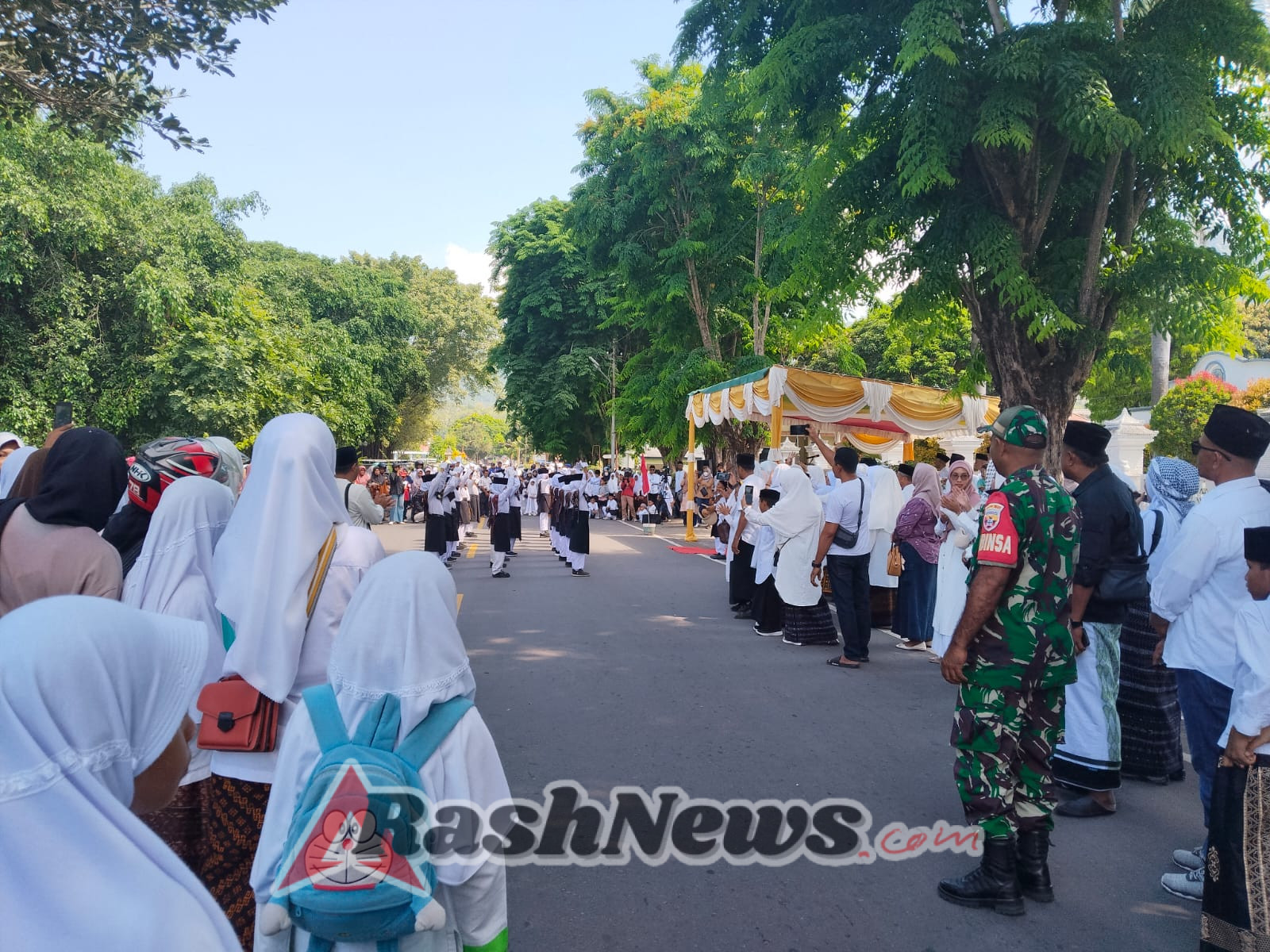 Peringati Hari Santri Nasional, Babinsa Turut Hadir dan Jaga Ketertiban Kegiatan Madrasah di Ende