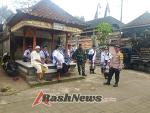 Babinsa 1623-06/Selat bersama anggota Polsek amankan upacara keagamaan.