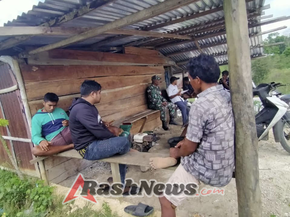 Babinsa Komsos dengan Warga di Desa Tematana