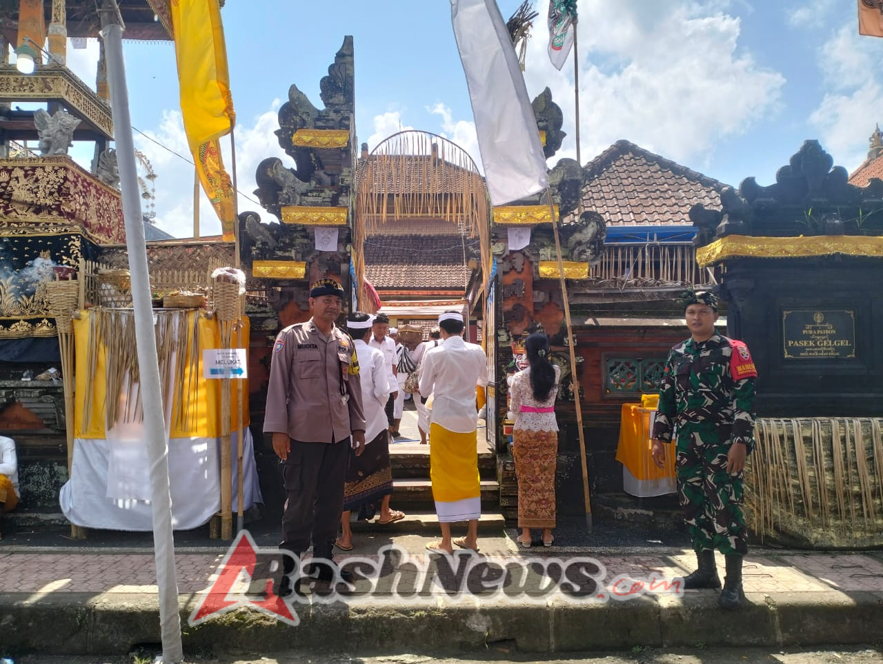 Bersinergi Dalam Tradisi Keagamaan, Tiga Pilar Di Desa Tegak Pastikan Puncak Karya Aman Dan Lancar
