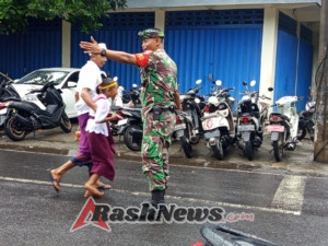 Babinsa Tegallalang Turut Kawal Prosesi Adat di Desa Keliki Agar Berjalan Tertib dan Lancar