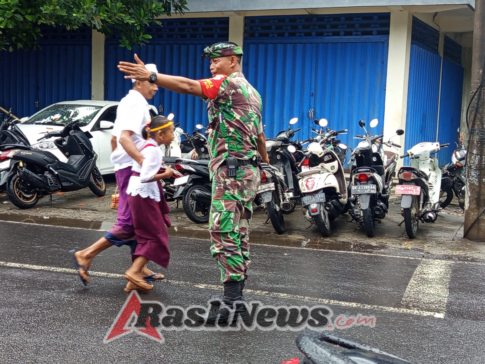 Babinsa Tegallalang Turut Kawal Prosesi Adat di Desa Keliki Agar Berjalan Tertib dan Lancar