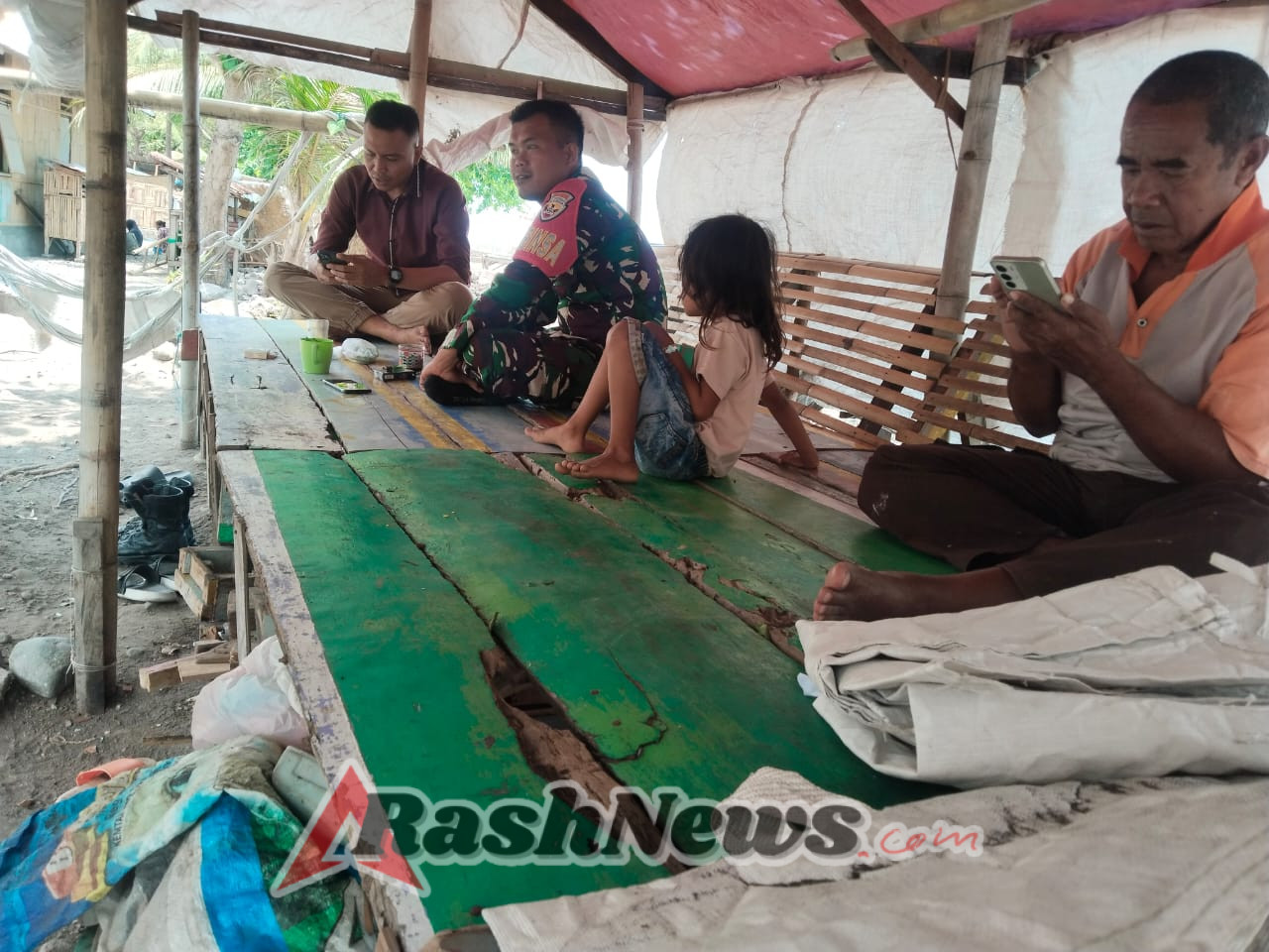 Dekatkan Diri dengan Masyarakat, Babinsa Lakukan Komsos di Kelurahan Tanjung