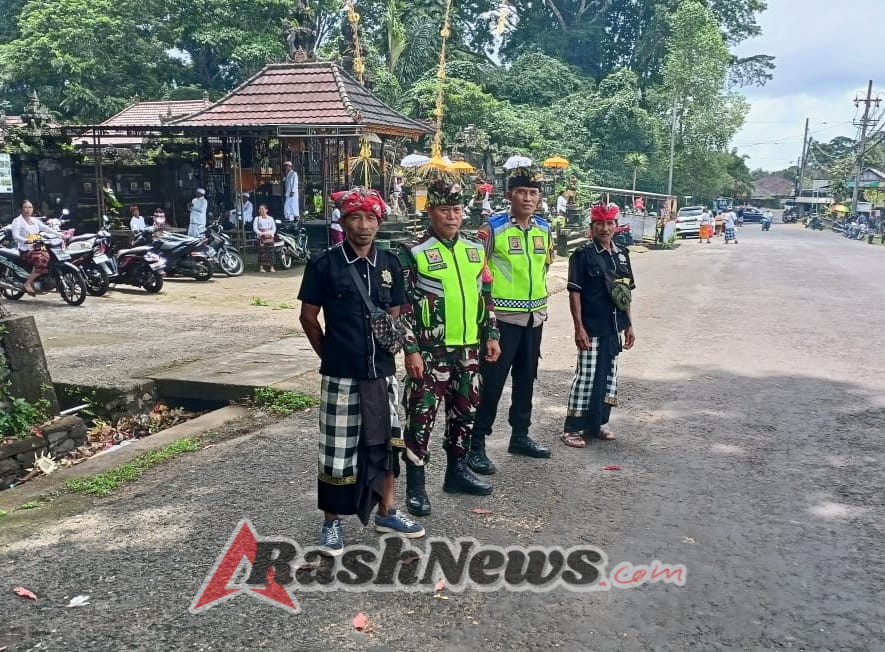 TNI Bersama Warga Jaga Keamanan Piodalan di Pura Luhur Mekori Desa Belimbing