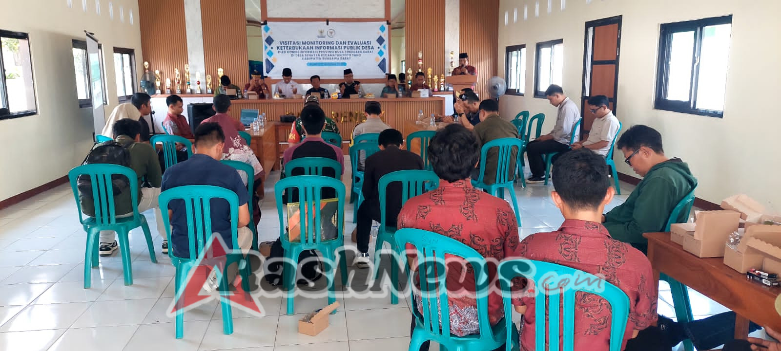 Sinergi Babinsa Koramil 1628-04/Poto Tano dan Komisi Informasi NTB Dorong Desa Senayan Jadi Desa Informatif