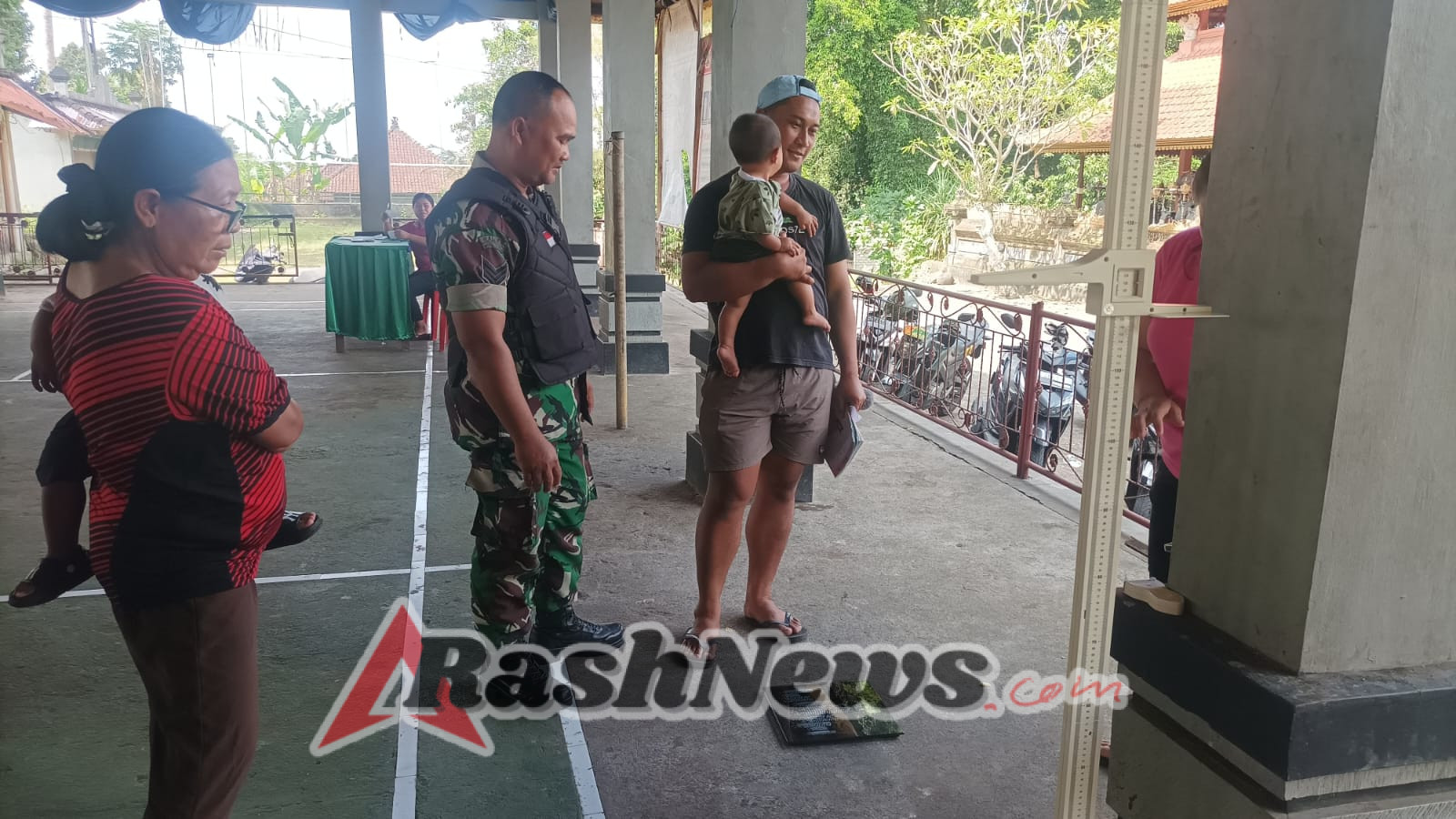 Babinsa Desa Apuan Turut Pantau dan Bantu Kelancaran Posyandu Balita di Desa Binaan