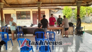 Sinergi Babinsa Sukseskan Upacara Melaspas, Serka Wayan Rata Gotong Royong