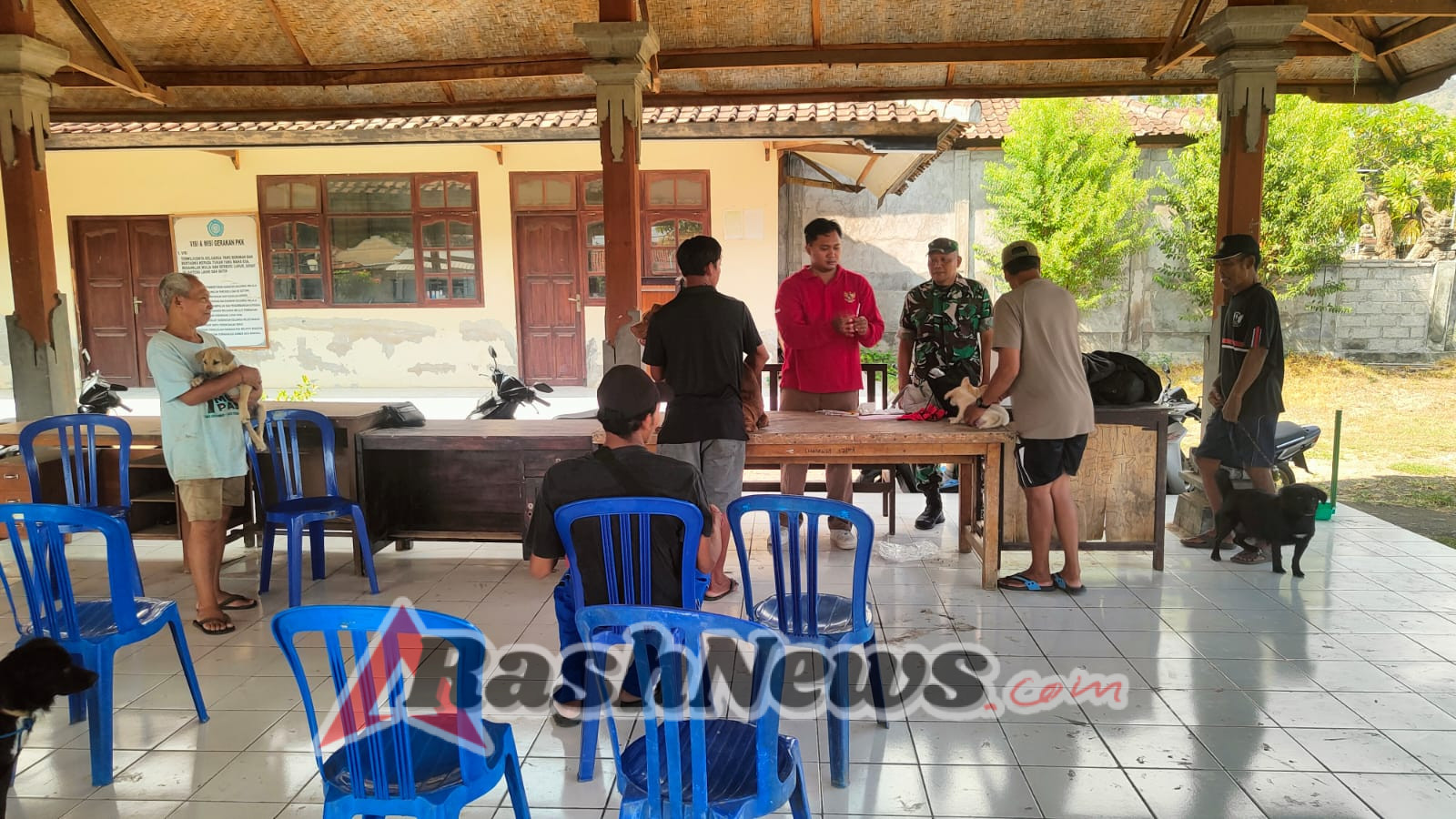 Sinergi Babinsa Sukseskan Upacara Melaspas, Serka Wayan Rata Gotong Royong