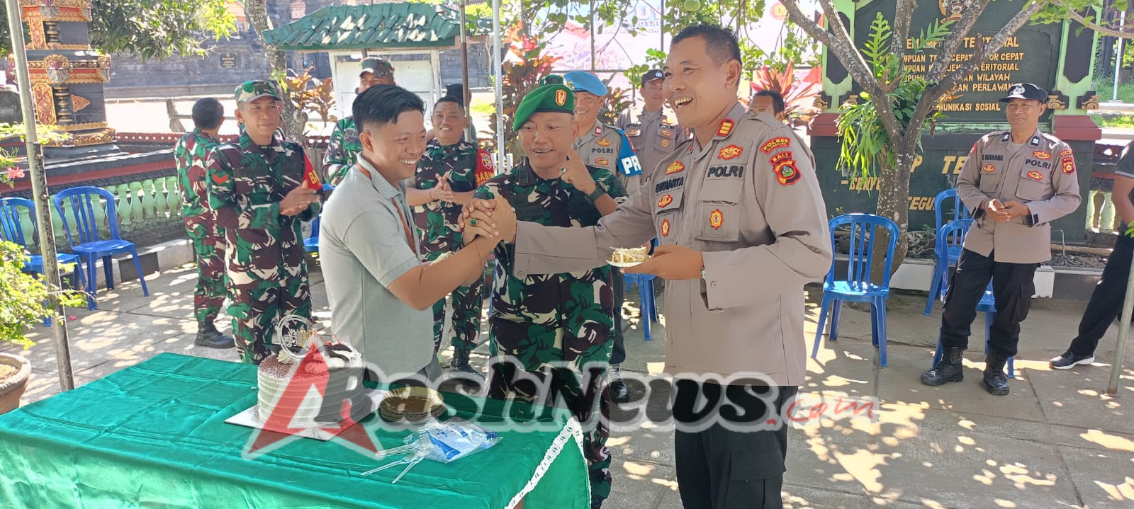 Kunjungi Makoramil, Ini Kado Spesial Dari Pemcam Dan Polsek Dawan Untuk TNI