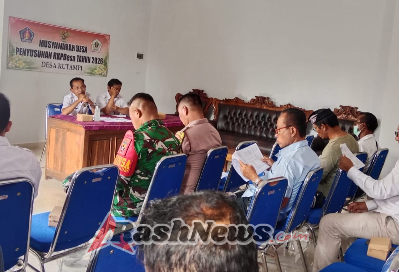 Sinergitas TNI-Rakyat, Babinsa Kutampi Hadirkan Rasa Aman Dalam Musrenbang Desa