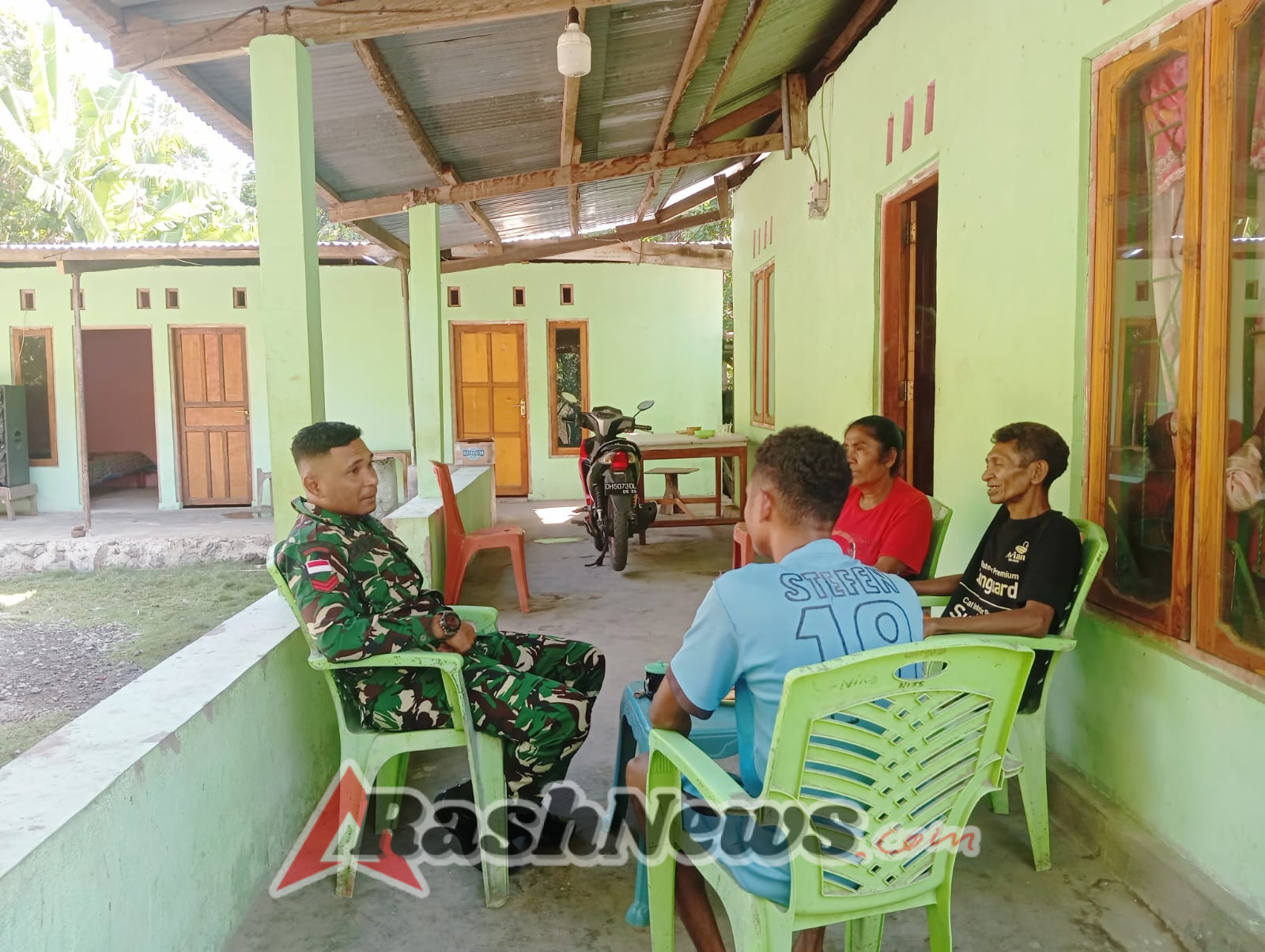 Babinsa Koramil 1618-03/Insut Laksanakan Komsos, Imbau Warga Desa Sunsea Jaga Kerukunan Keluarga