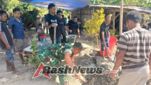 Babinsa Fontein Bersama Masyarakat Bangun Bak Air Komunal