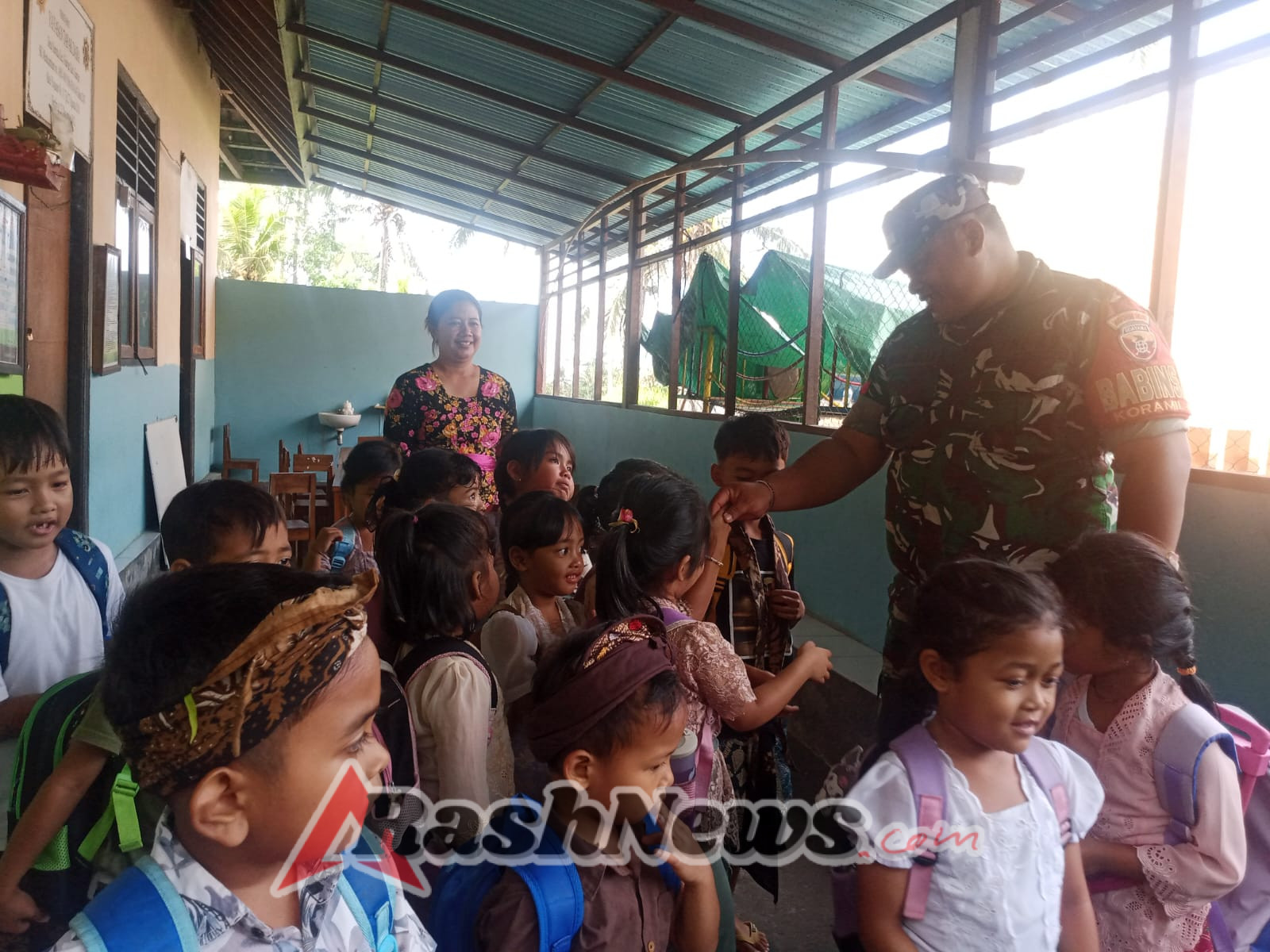 Tumbuhkan Semangat Belajar, Babinsa Sumita Didik Anak-Anak TK dengan Nilai Kebersihan dan Kedisiplinan