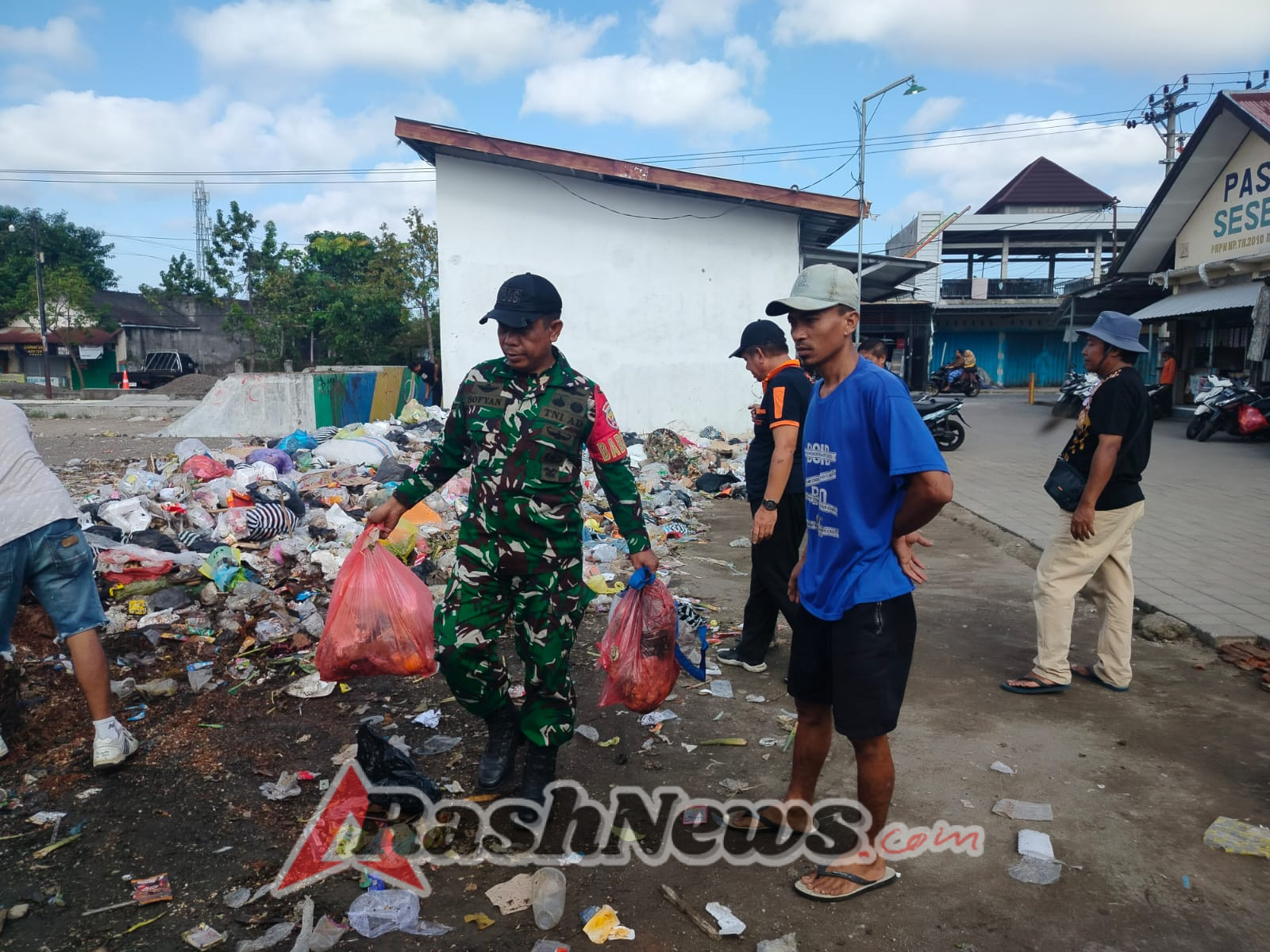 Gotong Royong Babinsa dan Desa Sesela Lawan Sampah Menumpuk