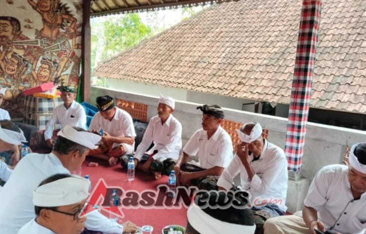 Babinsa Desa Susut Bersama Warga Laksanakan Upacara Melaspas dan Pasupati Arca Pralinggan Ida Bhatara Ratu Mas