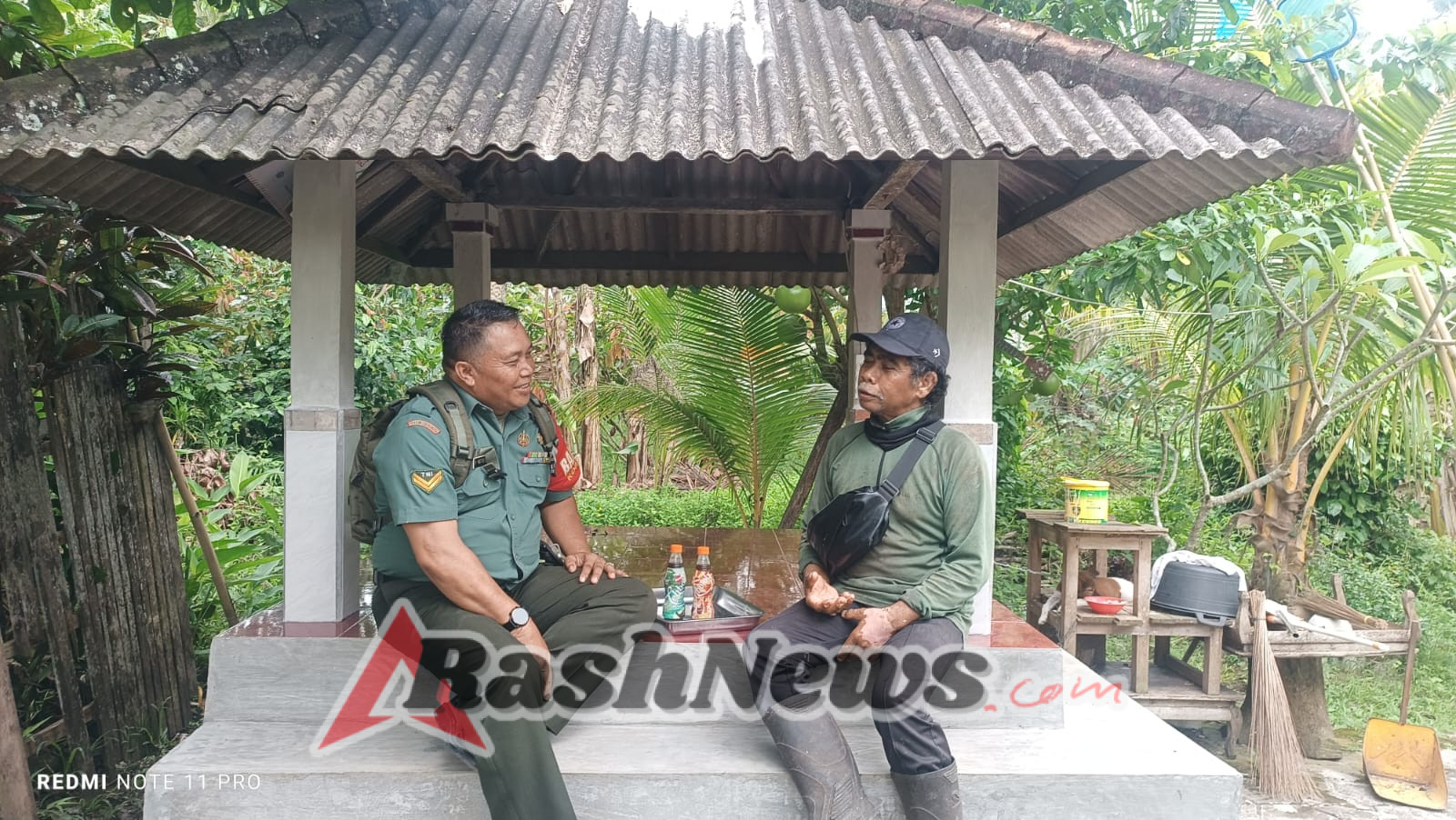 Dari Sawah ke Keamanan Desa: Komsos Produktif Babinsa Ekasari Bangun Jaring Informasi di Akar Rumput