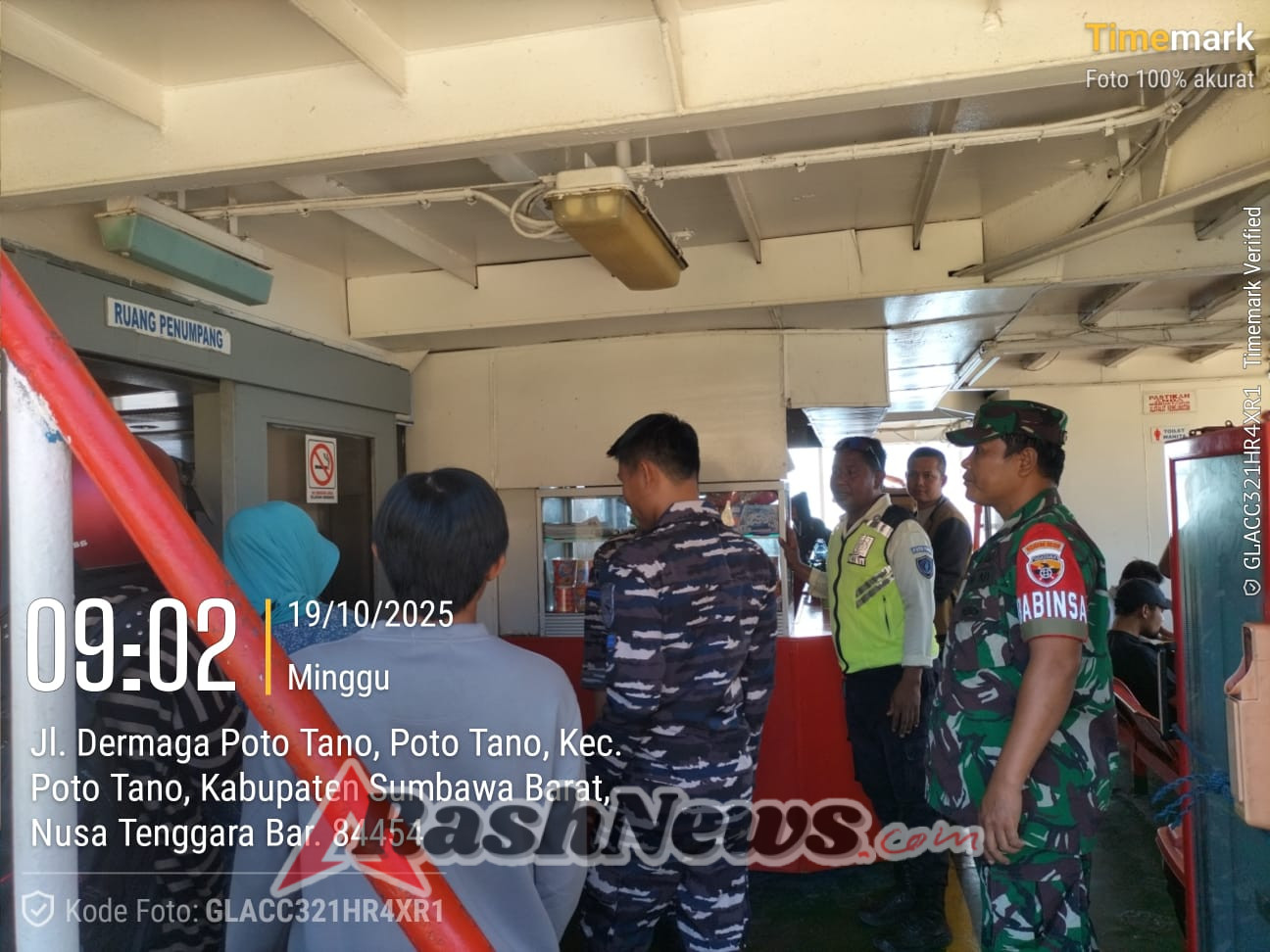Babinsa Koramil 1628-04/Poto Tano Aktif Laksanakan Pengamanan di Pelabuhan