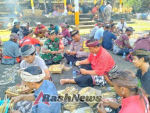 Sinergi TNI, dan Pecalang: Babinsa Suwat Kawal Persiapan Upacara Adat di Pura Dalem