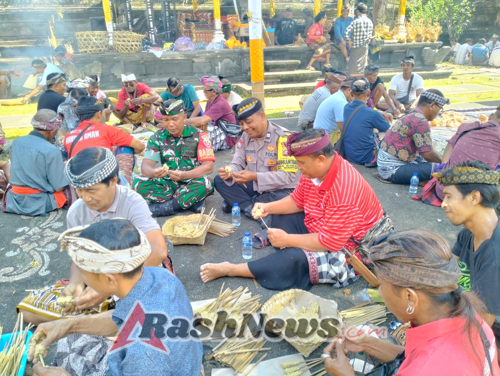Sinergi TNI, dan Pecalang: Babinsa Suwat Kawal Persiapan Upacara Adat di Pura Dalem
