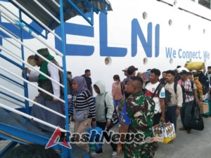 Babinsa Koramil 1624-01/Larantuka Bersama Aparat Terkait Amankan Aktivitas di Pelabuhan PELNI Larantuka