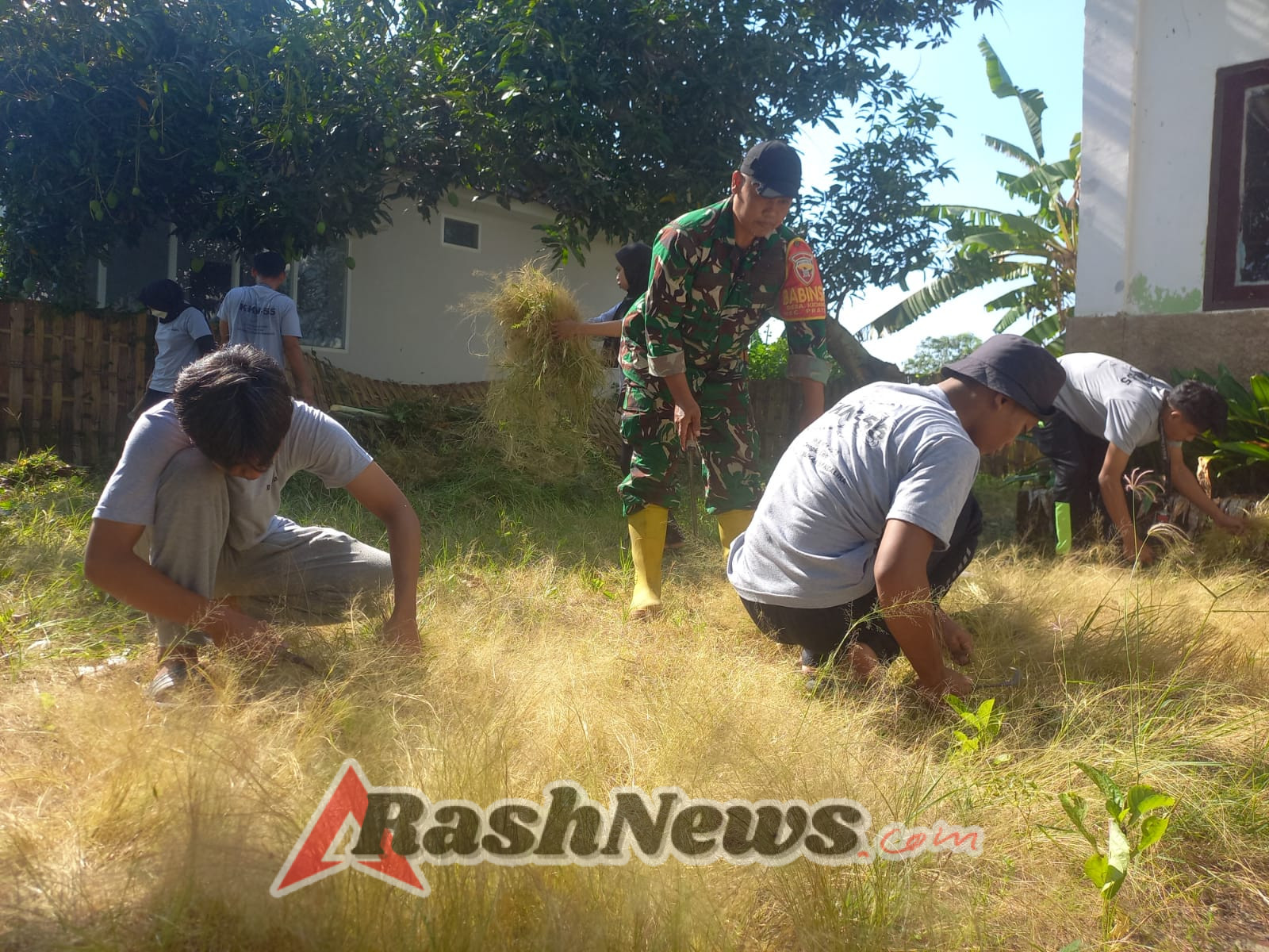 Jadikan Polindes Befungsi, Koramil Bersama Masyarakat Lakukan Gotong Royong