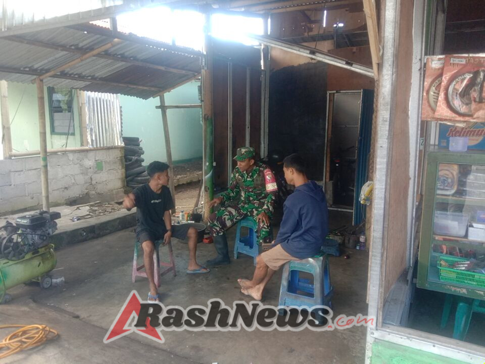 Dekatkan Diri dengan Masyarakat, Babinsa Koramil 1602-02 Laksanakan Komsos di Wilayah Binaan