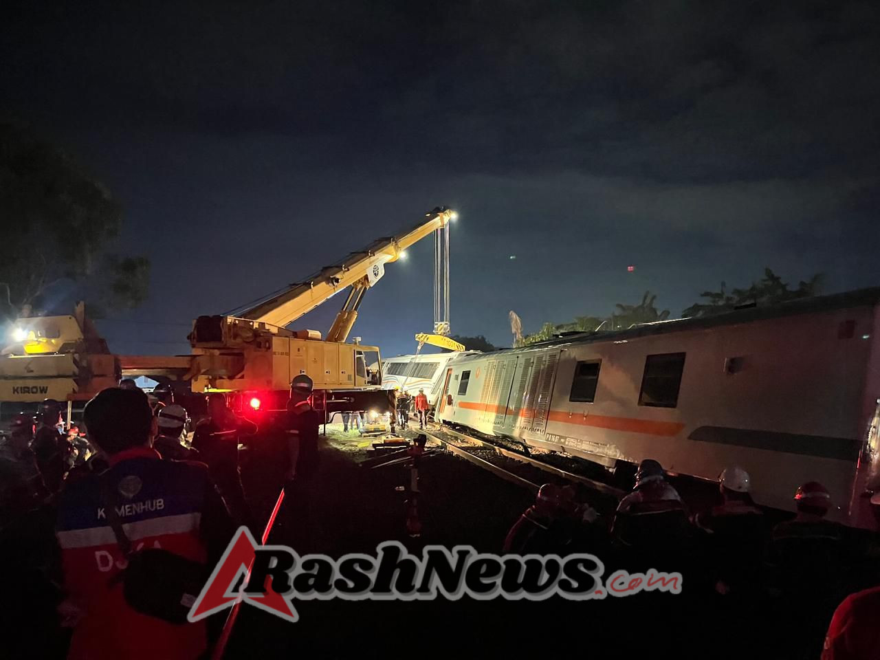 Brimob Amankan Lokasi Anjloknya Kereta Purwojaya di Bekasi