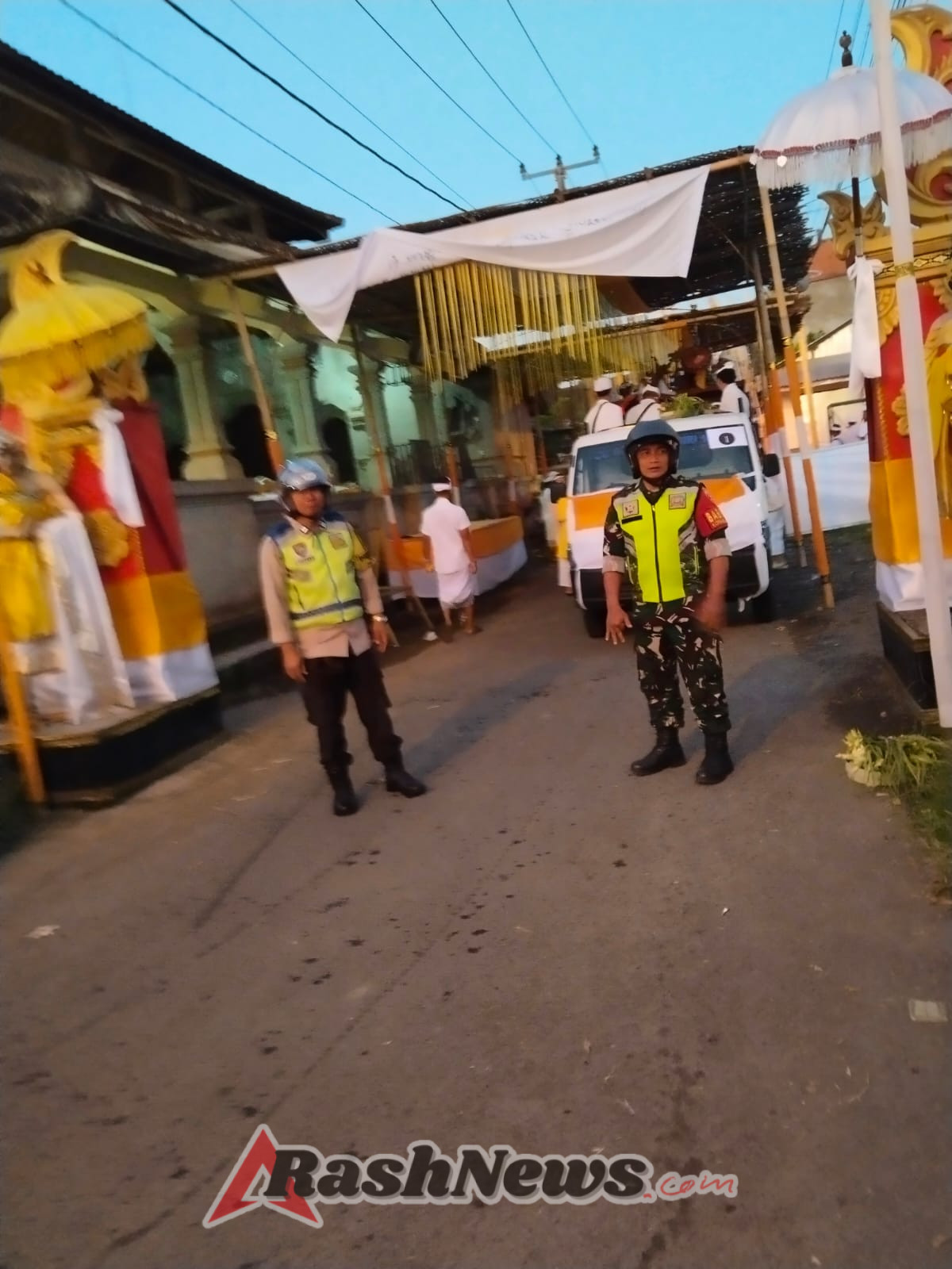 Babinsa Selat Turun Kejalan Pastikan Melasti  Desa Adat Cucukan Aman Dan Lancar