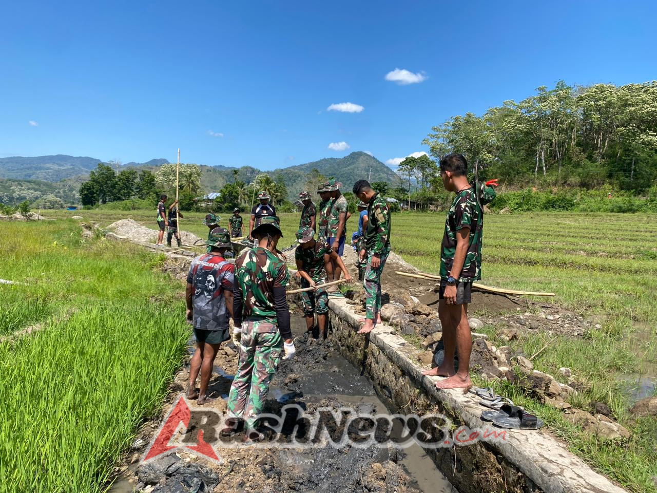 TMMD Kodim 1625/Ngada Gencarkan Pengecoran Dinding Irigasi Pu’un Keo Demi Dukung Ketahanan Pangan Desa