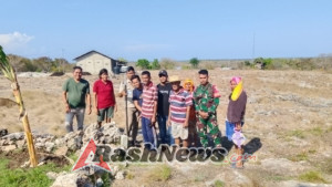 Babinsa Koramil 05/Waingapu Turun ke Lapangan Dampingi Warga Ukur Tanah
