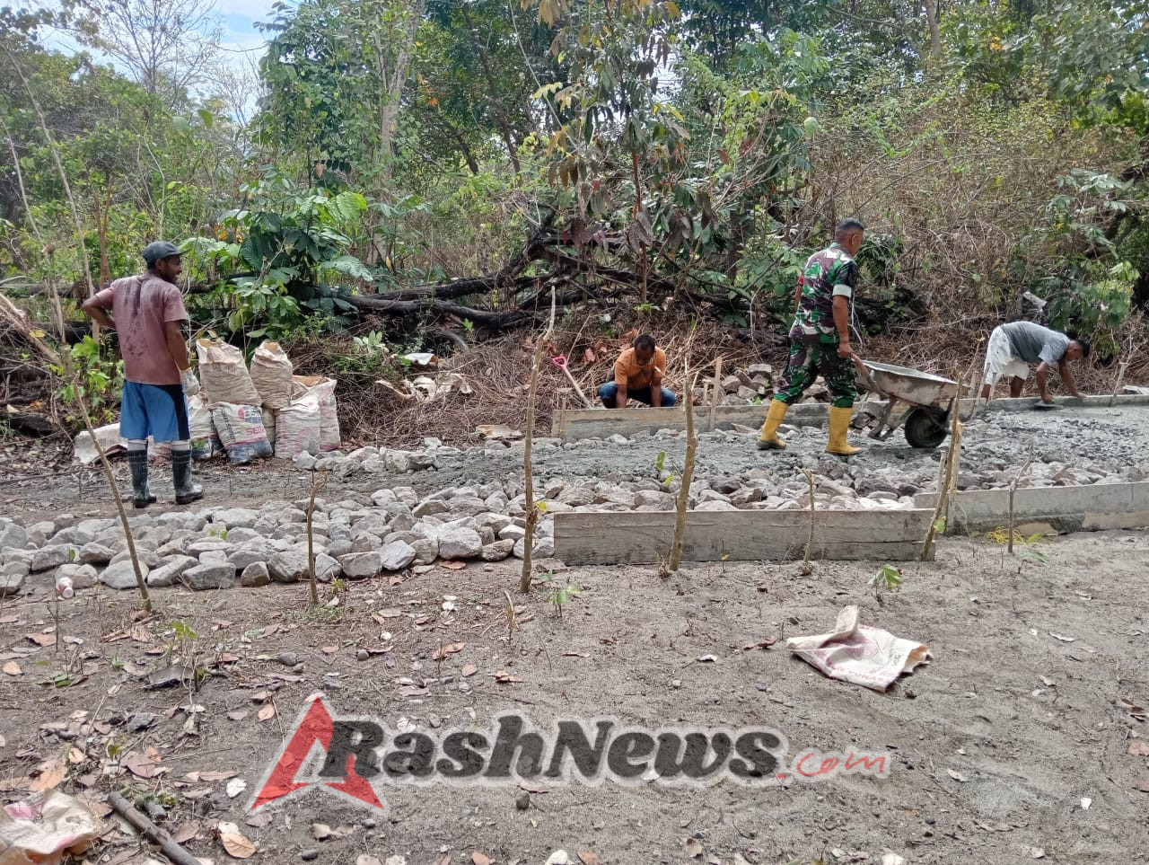 Babinsa Sertu Donatus Kiri Ajak Warga Desa Mausambi Jaga Keamanan dan Semangat Gotong Royong