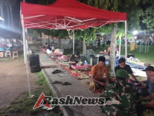 Langkah Tegap Babinsa Kopka Fansuri Menyusuri Malam, Pastikan Taliwang Tetap Aman dan Kondusif
