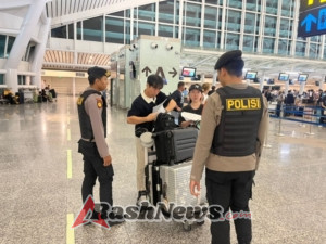 Polisi Bandara Ngurah Rai Layani Wisatawan dengan Pendekatan Humanis di Terminal Keberangkatan Internasional