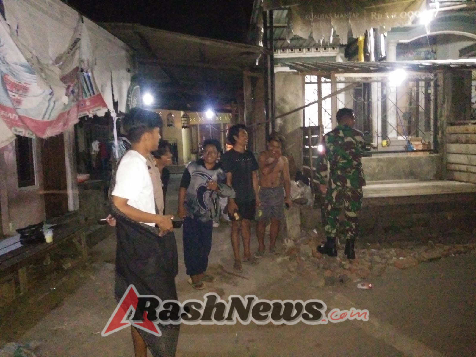 ‎ ‎TNI Bersama Warga Jaga Ketertiban Lingkungan di Masbagik Selatan