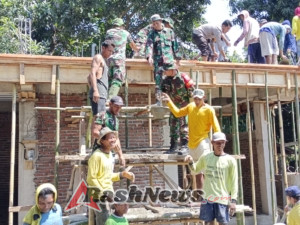 Personil Koramil 1608-02/Bola Kobarkan Semangat Gotong royong pembangunan Sarana Ibadah