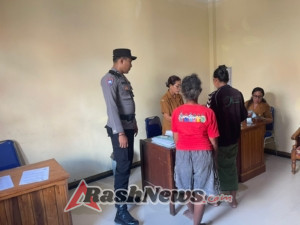 Babinsa Kutampi Kaler Pastikan Penyaluran BLT DD Berjalan Aman Dan Tepat Sasaran