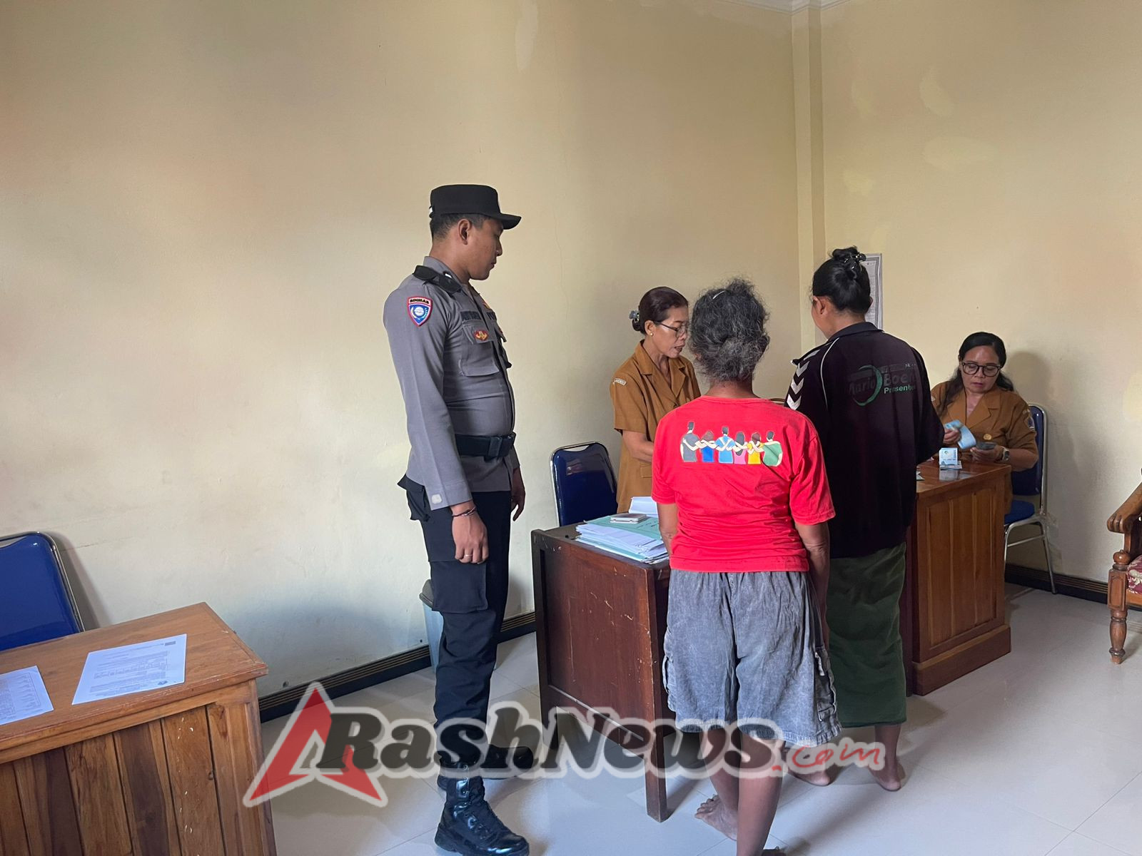 Babinsa Kutampi Kaler Pastikan Penyaluran BLT DD Berjalan Aman Dan Tepat Sasaran