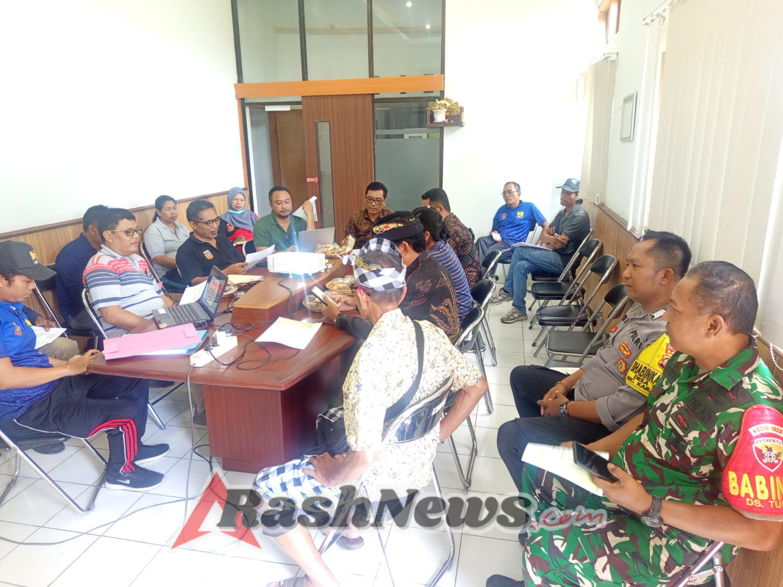 Babinsa 1623-01/Karangasem hadiri rakor terkait rehabilitasi senderan Tukad Mantri, wujud dukung kemajuan pembangunan.