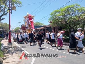Pengamanan Turlalin Babinsa Beng Wujudkan Rasa Aman saat Upacara Ngaben Warga