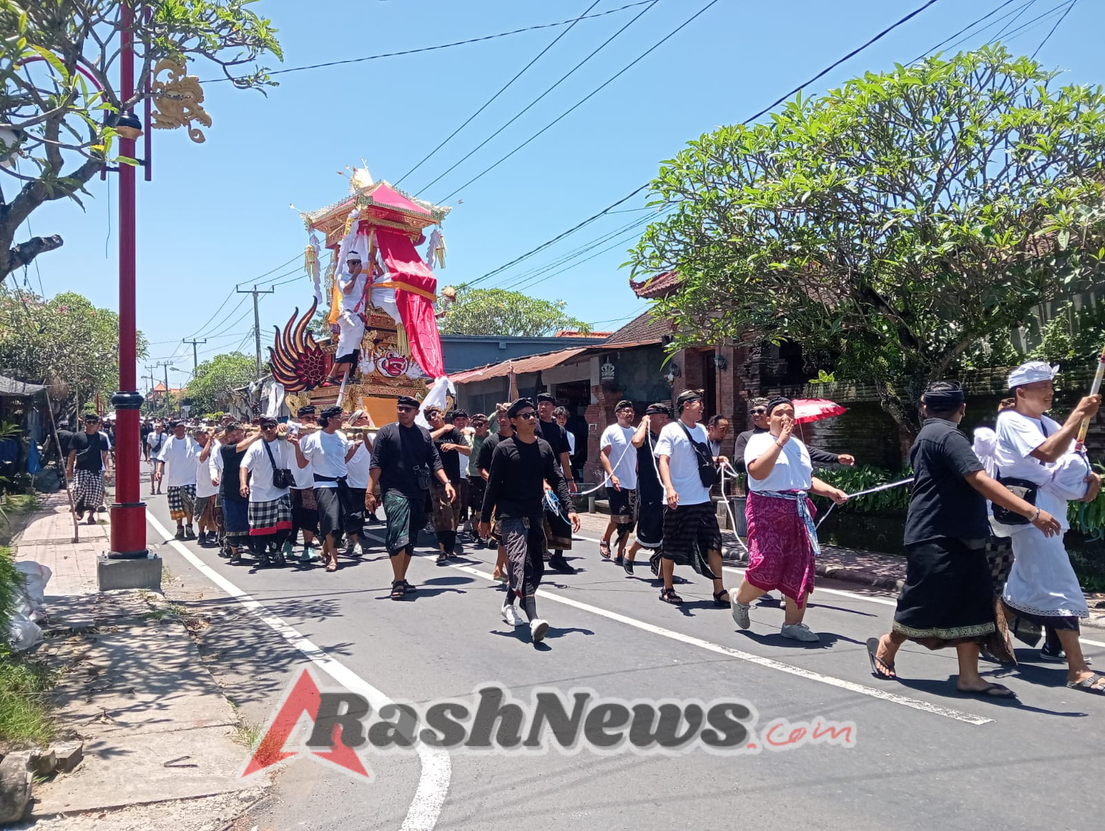 Pengamanan Turlalin Babinsa Beng Wujudkan Rasa Aman saat Upacara Ngaben Warga