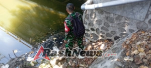 Babinsa Bersama Warga Maluk Selidiki Dugaan Peracunan Ikan di Sungai
