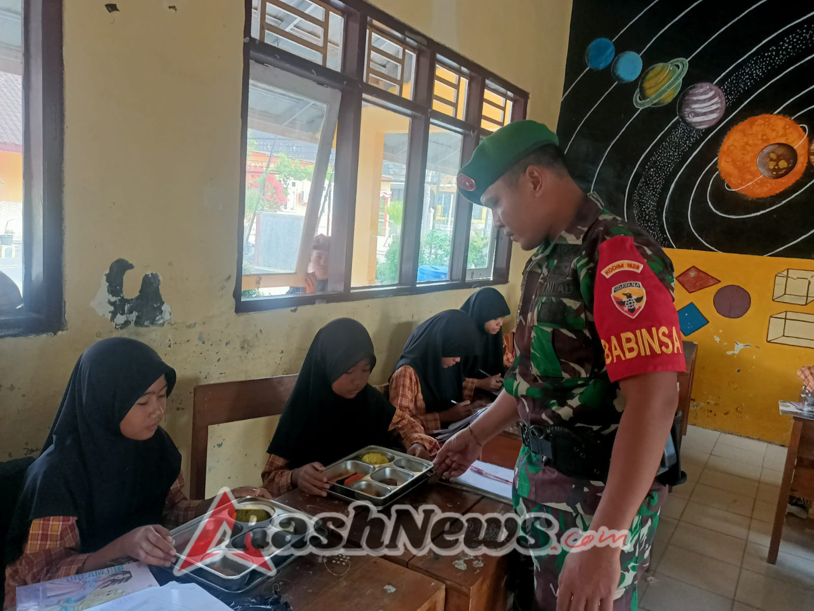 Babinsa Serda Muhammad Hidir Dampingi Pembagian Makan Bergizi di SDN 3 Seteluk