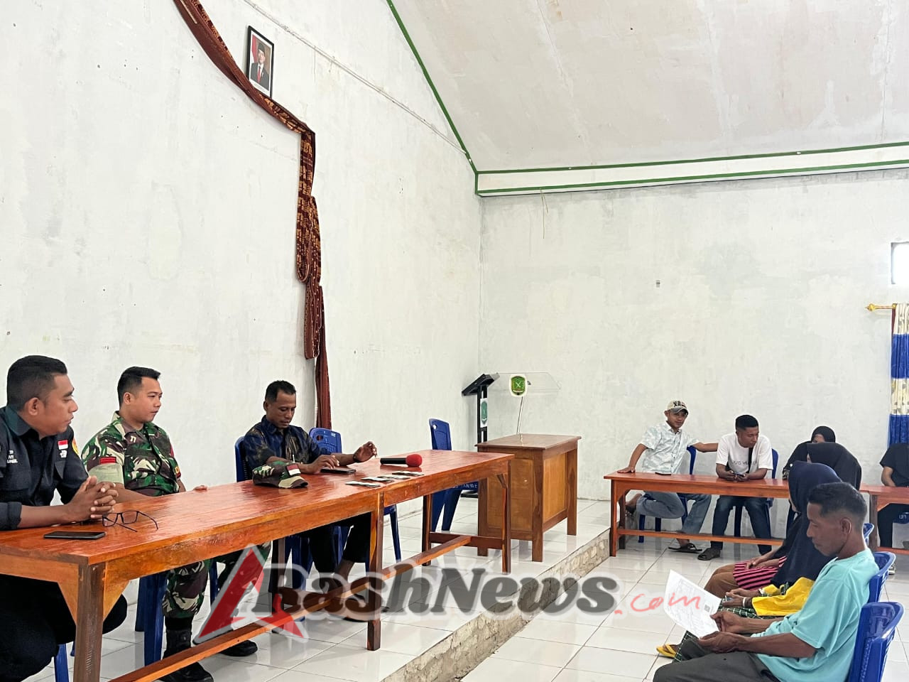 Kegiatan Penyaluran BLT-DD di Desa Tanah Werang Didampingi Babinsa Koramil 1624-05/Solor