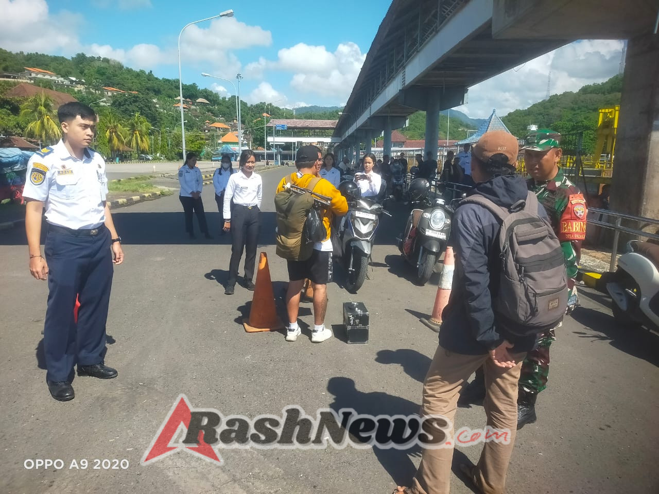 Upaya jaga kamtibmas, anggota jajaran Kodim 1623/Karangasem bersama instansi terkait periksa KTP Penumpang.