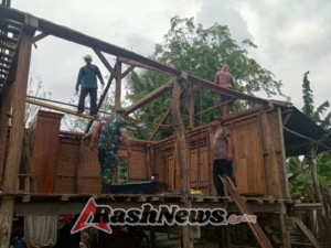 Wujud Kepedulian, Babinsa Koramil 1628-04/Poto Tano Turut Bantu Perbaikan Rumah Warga