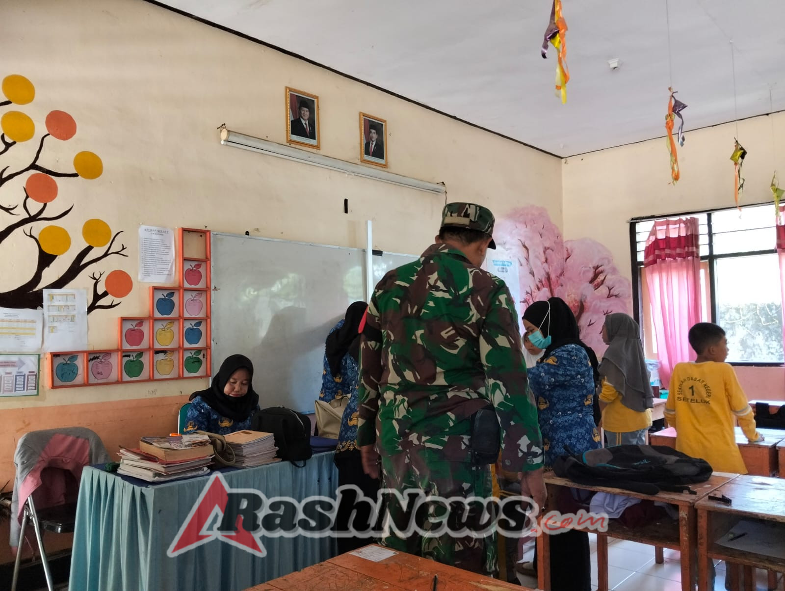 Cegah Gangguan Kesehatan Dini, Babinsa dan Puskesmas Seteluk Gelar Pemeriksaan Mata dan THT