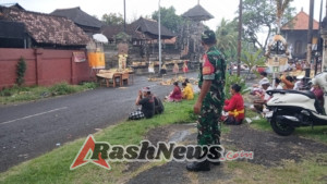 Babinsa Serda I Nyoman Widastra Turut Kawal Prosesi Mecaru Demi Keselamatan dan Keharmonisan Alam